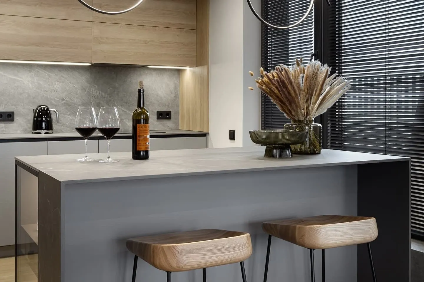 Dyzayn Kukhni Z Barnoiu Stiykoiu 1 1