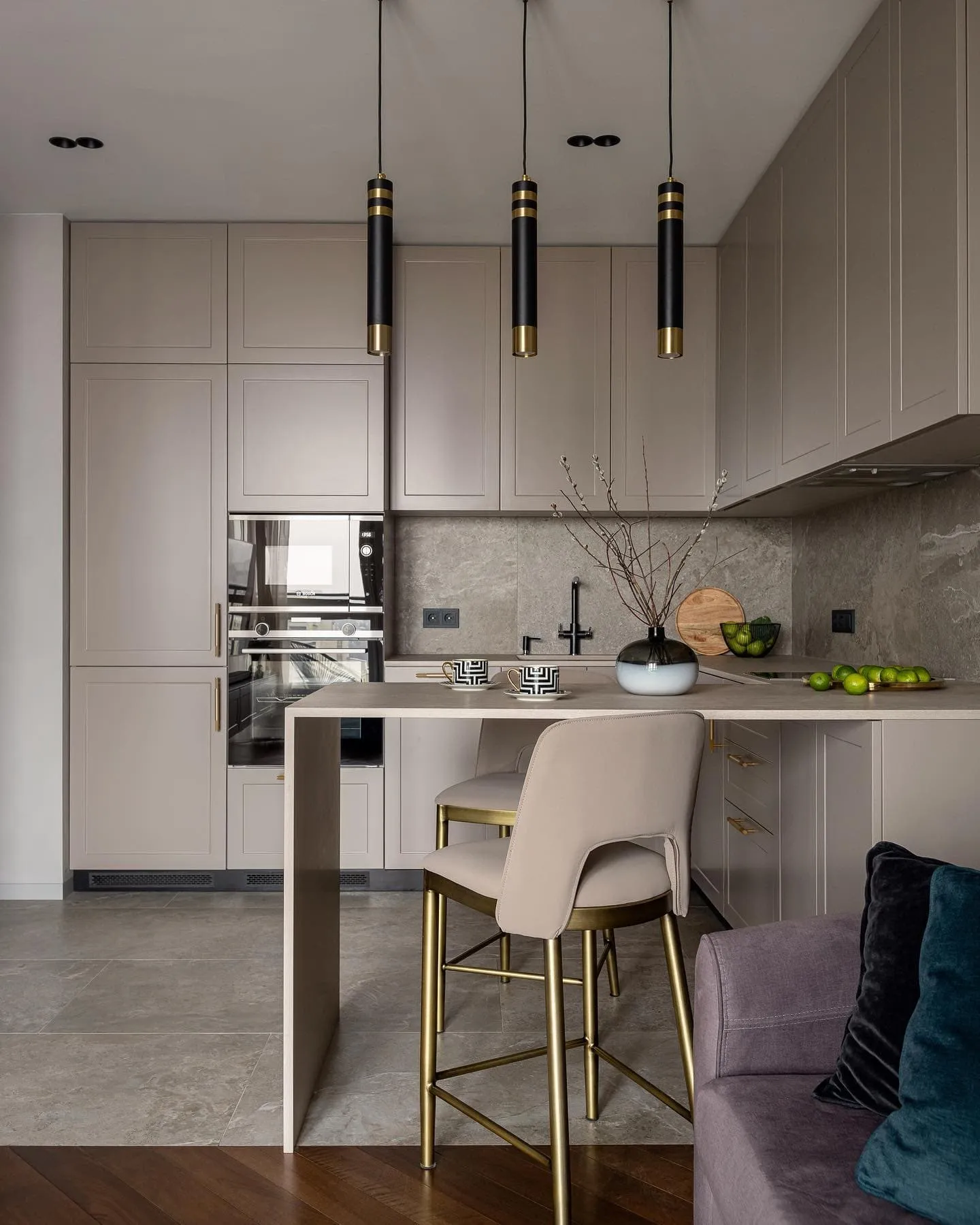 Dyzayn Suchasnoi Kukhni Z Barnoiu Stiykoiu Foto 2